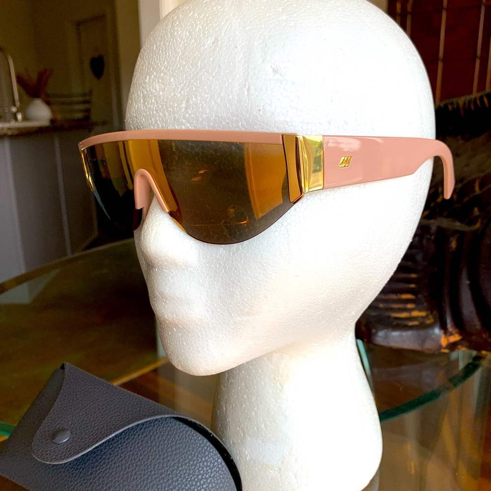 Le Specs Excellent condition w/ case